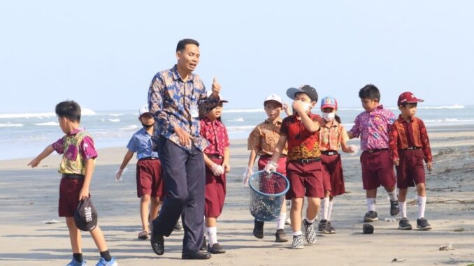 Pelajar SD Sint Carolus membersihkan Pantai Panjang Bengkulu