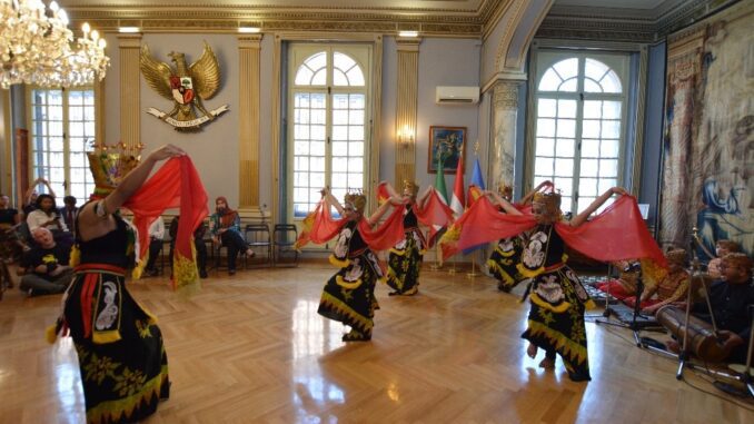 Pertunjukan tari Liga Tari Universitas Indonesia Krida Budaya (Krida Budaya) di KBRI Roma Pertunjukan tari Liga Tari Universitas Indonesia Krida Budaya (Krida Budaya) di KBRI Roma