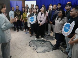 Wakil Presiden AS Kamala Harris berbincang dengan para pemimpin muda dari negara-negara anggota ASEAN dan Timor-Leste dalam forum Young Southeast Asian Leaders (YSEALI)