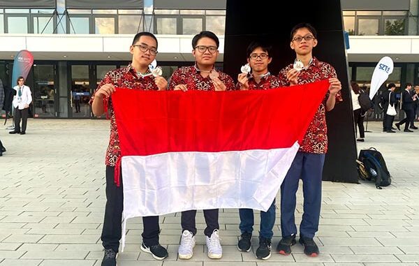 Keempat siswa berprestasi peraih medali di ajang IOI ke-35 di Hungaria. (Dok.Puspresnas)