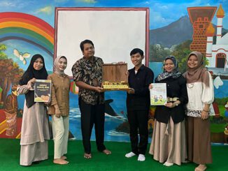 Mahasiswa Universitas Muria Kudus (UMK) menciptakan media pembelajaran bagi siswa tunanetra. (Dok.UMK)