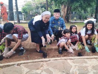 Sekolah Tarakanita Blok Barito bekerjasama dengan Kelurahan Kramat Pela memperingati Hari Ozon Sedunia 2023 dengan melakukan aksi menanam pohon di Taman Sambas pada Selasa 19 September 2023