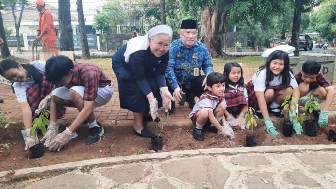 Sekolah Tarakanita Blok Barito bekerjasama dengan Kelurahan Kramat Pela memperingati Hari Ozon Sedunia 2023 dengan melakukan aksi menanam pohon di Taman Sambas pada Selasa 19 September 2023