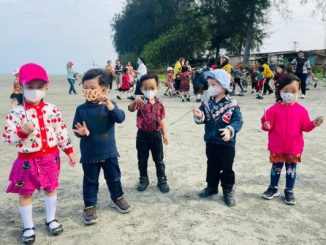 Peserta didik TK Sint Carolus Bengkulu melakukan kegiatan bersih-bersih Pantai Panjang dalam peringatan Hari Ozon Internasional pada Kamis, 14 September 2023