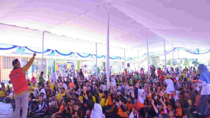 Siswa Sekolah Dasar (SD) antusias mengikuti kegiatan safari Gerakan Memasyarakatkan Makan Ikan (Gemarikan) dalam program Jakarta Barat Beraksi (Bergerak Atasi Stunting) pada Kamis, 14 September 2023