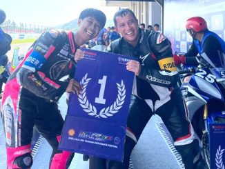 Mahasiswa Fakultas Pertanian Universitas Muhammadiyah Jakarta, Reza Firdaus, bersama rekan satu tim Asep Juliana dari YROI AMS WRX Racing Team. (dok.UMJ)