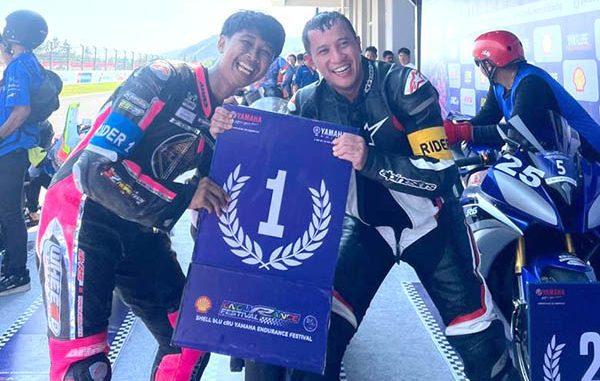 Mahasiswa Fakultas Pertanian Universitas Muhammadiyah Jakarta, Reza Firdaus, bersama rekan satu tim Asep Juliana dari YROI AMS WRX Racing Team. (dok.UMJ)