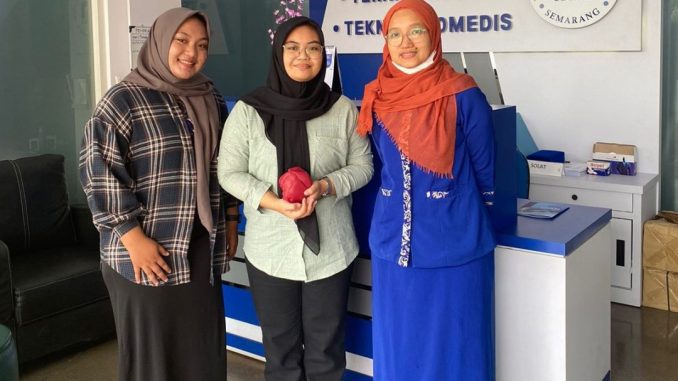 Inovasi mahasiswa Udinus Semarang menciptakan alat peraga jantung manusia. (Dok.Udinus)