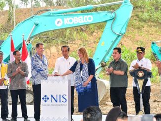 Presiden Jokowi melakukan groundbreaking Nusantara Intercultural School (NIS) di kawasan IKN Nusantara, Rabu, 1 November 2023. (BPMI Setpres/Vico)