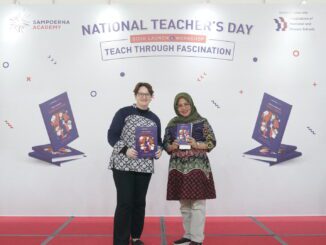 Sampoerna Academy didukung oleh Munaiyah selaku Kepala Bidang Sekolah Dasar Dinas Pendidikan Kota Surabaya melanjutkan komitmen untuk berkontribusi bagi pendidikan di Indonesia, sekaligus merayakan momen Hari Guru Nasional dengan meluncurkan buku ‘Teach Through Fascination’ karya Adelina Holmes, Principal of Sampoena Academy Surabaya Pakuwon Indah Campus. (Dok.Sampoerna Academy)