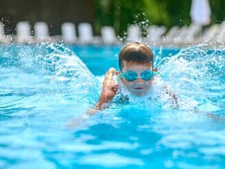 Seorang anak belajar berenang. (Ist.)