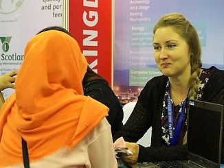 Pengunjung konsultasi di acara European Higher Education Fair (EHEF) di Balai Kartini Jakarta, Sabtu-Minggu, 10-11 November 2018 (KalderaNews/S.Wicaksono)