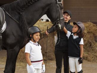 Anak-anak belajar berkuda. (image by freepik)
