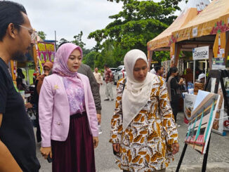 Anggota DPRD Riau Dr. Karmila Sari M.Kom melihat pameran foto hasil karya mahasiswa Disabilitas Unilak. (dok.Unilak)