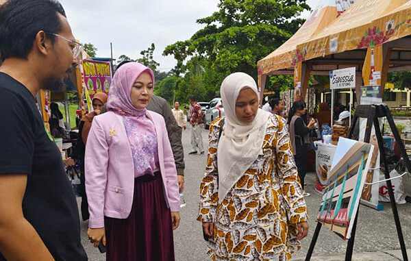 Anggota DPRD Riau Dr. Karmila Sari M.Kom melihat pameran foto hasil karya mahasiswa Disabilitas Unilak. (dok.Unilak)