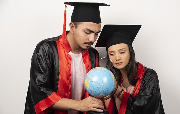 Dua orang lulusan sedang mengamati globe atau bola dunia. (Ist.) Dua orang lulusan sedang mengamati globe atau bola dunia. (Ist.)