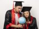 Dua orang lulusan sedang mengamati globe atau bola dunia. (Ist.)