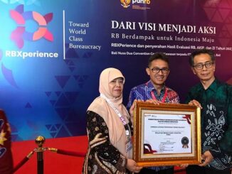 Kepala LLDIKTI Wilayah V Yogyakarta Aris Junaidi menerima penghargaan predikat Zona Integritas Wilayah Bebas Korupsi (ZI-WBK) 2023. (Ist.)