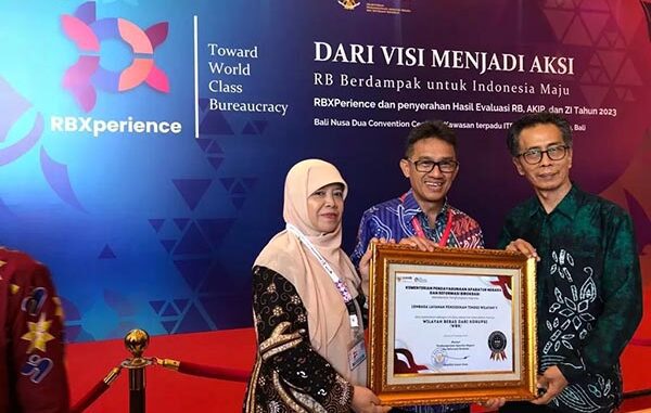 Kepala LLDIKTI Wilayah V Yogyakarta Aris Junaidi menerima penghargaan predikat Zona Integritas Wilayah Bebas Korupsi (ZI-WBK) 2023. (Ist.) Kepala LLDIKTI Wilayah V Yogyakarta Aris Junaidi menerima penghargaan predikat Zona Integritas Wilayah Bebas Korupsi (ZI-WBK) 2023. (Ist.)