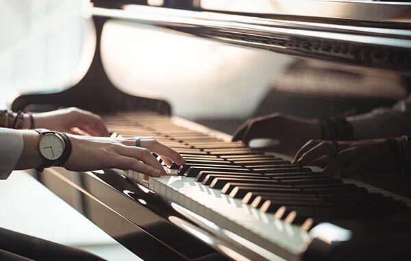 Memainkan alat musik piano. (image bt freepik) Memainkan alat musik piano. (image bt freepik)