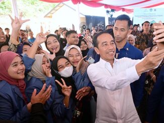 Presiden Jokowi berfoto bersama mahasiswa di IKN Nusantara. (BPMI Setpres Kris)