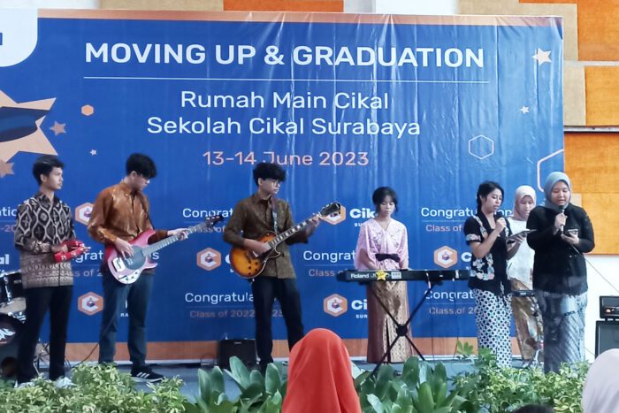 Tujuh alumni angkatan pertama SMA Cikal Surabya menampilkan music performance pada saat Graduation