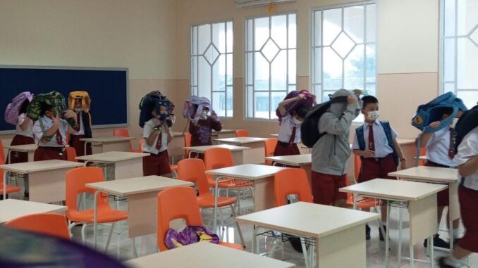 Simulasi gempa di SD Tarakanita 5 Jakarta pada Rabu, 6 November 2023 Simulasi gempa di SD Tarakanita 5 Jakarta pada Rabu, 6 November 2023