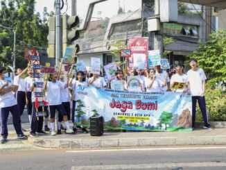 Peserta didik kelas X SMK Tarakanita Jakarta melakukan kampanye dan berorasi di pertigaan lampu merah Jalan Wolter Monginsidi Jakarta