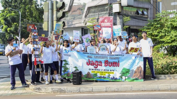 Peserta didik kelas X SMK Tarakanita Jakarta melakukan kampanye dan berorasi di pertigaan lampu merah Jalan Wolter Monginsidi Jakarta