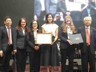 Penyerahan SK Akreditasi Unggul dari BAN-PT untuk Universitas Pelita Harapan (UPH). (dok.UPH)