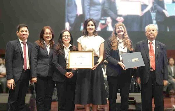 Penyerahan SK Akreditasi Unggul dari BAN-PT untuk Universitas Pelita Harapan (UPH). (dok.UPH) Penyerahan SK Akreditasi Unggul dari BAN-PT untuk Universitas Pelita Harapan (UPH). (dok.UPH)