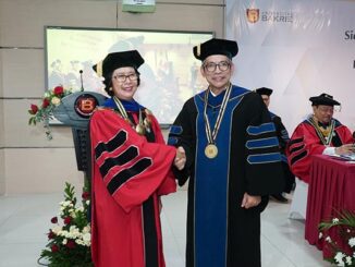 Rektor Universitas Bakrie, Prof. Sofia W Alisjahbana menyalami Prof. Ardiansyah, S.T., M.Si., Ph.D usai dikukuhkan sebagai guru besar. (dok.univ.bakrie)