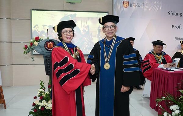 Rektor Universitas Bakrie, Prof. Sofia W Alisjahbana menyalami Prof. Ardiansyah, S.T., M.Si., Ph.D usai dikukuhkan sebagai guru besar. (dok.univ.bakrie)