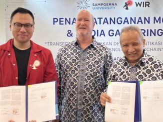 Dr. Marshall Schott selaku President Sampoerna University dan Gupta Sitorus selaku Group Chief Sales and Marketing Officer WIR Group menandatangani Nota Kesepahaman di Jakarta pada 24 Januari 2024