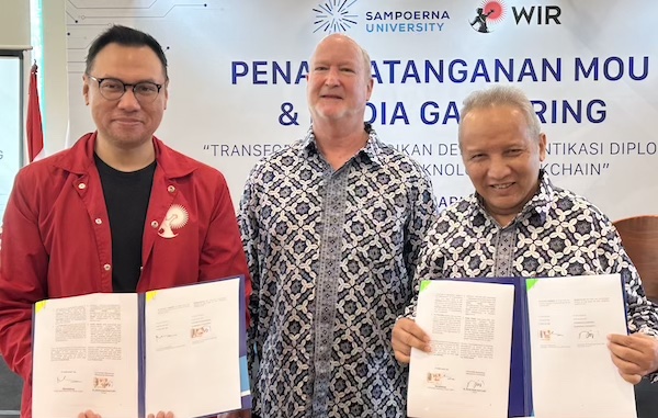 Dr. Marshall Schott selaku President Sampoerna University dan Gupta Sitorus selaku Group Chief Sales and Marketing Officer WIR Group menandatangani Nota Kesepahaman di Jakarta pada 24 Januari 2024