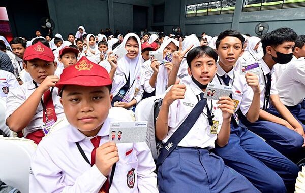 Siswa di Magelang mendapat bantuan Program Indonesia Pintar (PIP) 2024. (foto: BPMI Setpres/Muchlis Jr) Siswa di Magelang mendapat bantuan Program Indonesia Pintar (PIP) 2024. (foto: BPMI Setpres/Muchlis Jr)