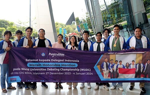 Tim mahasiswa Indonesia di WUDC 2024 bersama Kepala Pusat Prestasi Nasional, Maria Veronica Irene Herdjiono. (dok.Puspresnas)