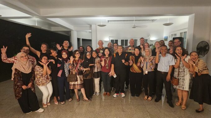 Ambassador of the Kingdom of the Netherlands to Indonesia, Timor-Leste and ASEAN, Lambert Grijns and the Director of Nuffic Southeast Asia, Peter van Tuijl together with the Nuffic Southeast Asia