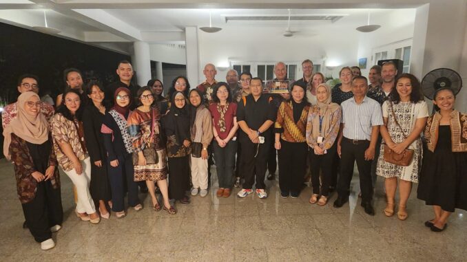 Duta Besar Kerajaan Belanda untuk Indonesia, Timor-Leste dan ASEAN, Lambert Grijns dan Direktur Nuffic Southeast Asia, Peter van Tuijl bersama tim Nuffic Southeast Asia