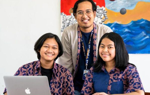 Guru dan murid SMP Cikal Surabaya. (dok.sekolahcikal) Guru dan murid SMP Cikal Surabaya. (dok.sekolahcikal)