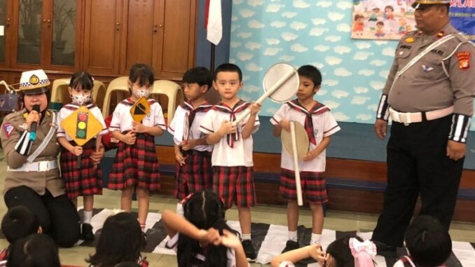 Polisi Sahabat Anak di KB-TK Tarakanita 1 Polisi Sahabat Anak di KB-TK Tarakanita 1