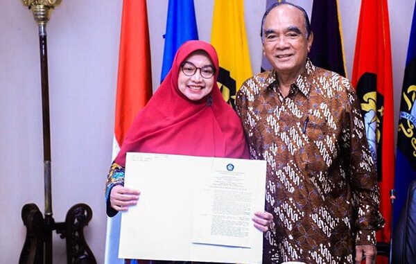 Prof. Dr. Sri Widyastuti dan Ketua Yayasan Pendidikan dan Pembina Universitas Pancasila (YPPUP), Siswono Yudo Husodo. (dok.UP) Prof. Dr. Sri Widyastuti dan Ketua Yayasan Pendidikan dan Pembina Universitas Pancasila (YPPUP), Siswono Yudo Husodo. (dok.UP)
