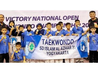 Tim taekwondo SD Al Azhar yang menyabet medali bersama tim pelatih (dok.sekolah)