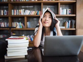 Ilustrasi: Seorang pelajar sedang berada di perpustakaan. (freepik)