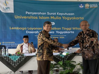 Kepala LLDIKTI Wilayah V, Prof Setyabudi Indartono (kiri) bersalaman dengan Ketua Yayasan Mulia Yogyakarta, Mujidin (kanan). (dok.UIM)