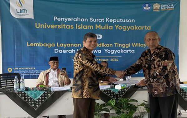 Kepala LLDIKTI Wilayah V, Prof Setyabudi Indartono (kiri) bersalaman dengan Ketua Yayasan Mulia Yogyakarta, Mujidin (kanan). (dok.UIM) Kepala LLDIKTI Wilayah V, Prof Setyabudi Indartono (kiri) bersalaman dengan Ketua Yayasan Mulia Yogyakarta, Mujidin (kanan). (dok.UIM)