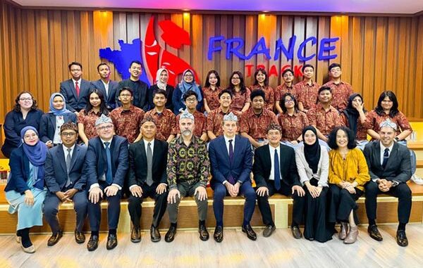 Kunjungan 3 duta besar negara Frankofon di SMA Labschool Cibubur (dok.labschoolcibubur) Kunjungan 3 duta besar negara Frankofon di SMA Labschool Cibubur (dok.labschoolcibubur)