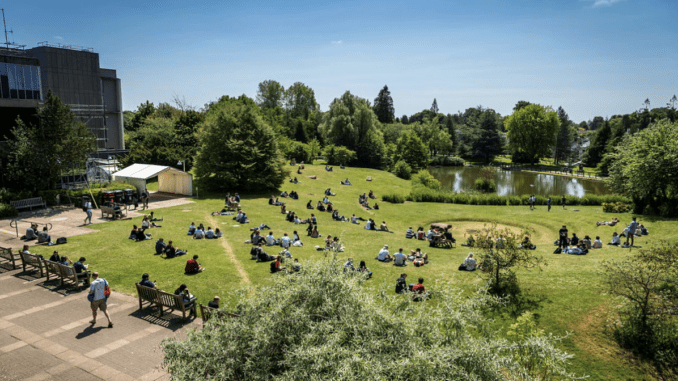 Lingkungan asri Universitas Bath yang terletak di barat daya Inggris Lingkungan asri Universitas Bath yang terletak di barat daya Inggris