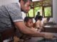 Seorang guru di wilayah timur Indonesia sedang mengajar anak didiknya. (dok.kemendikbudristek)