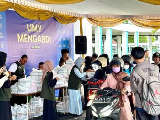 UMY membagikan takjil setiap hari selama bulan Ramadan. (dok.UMY)